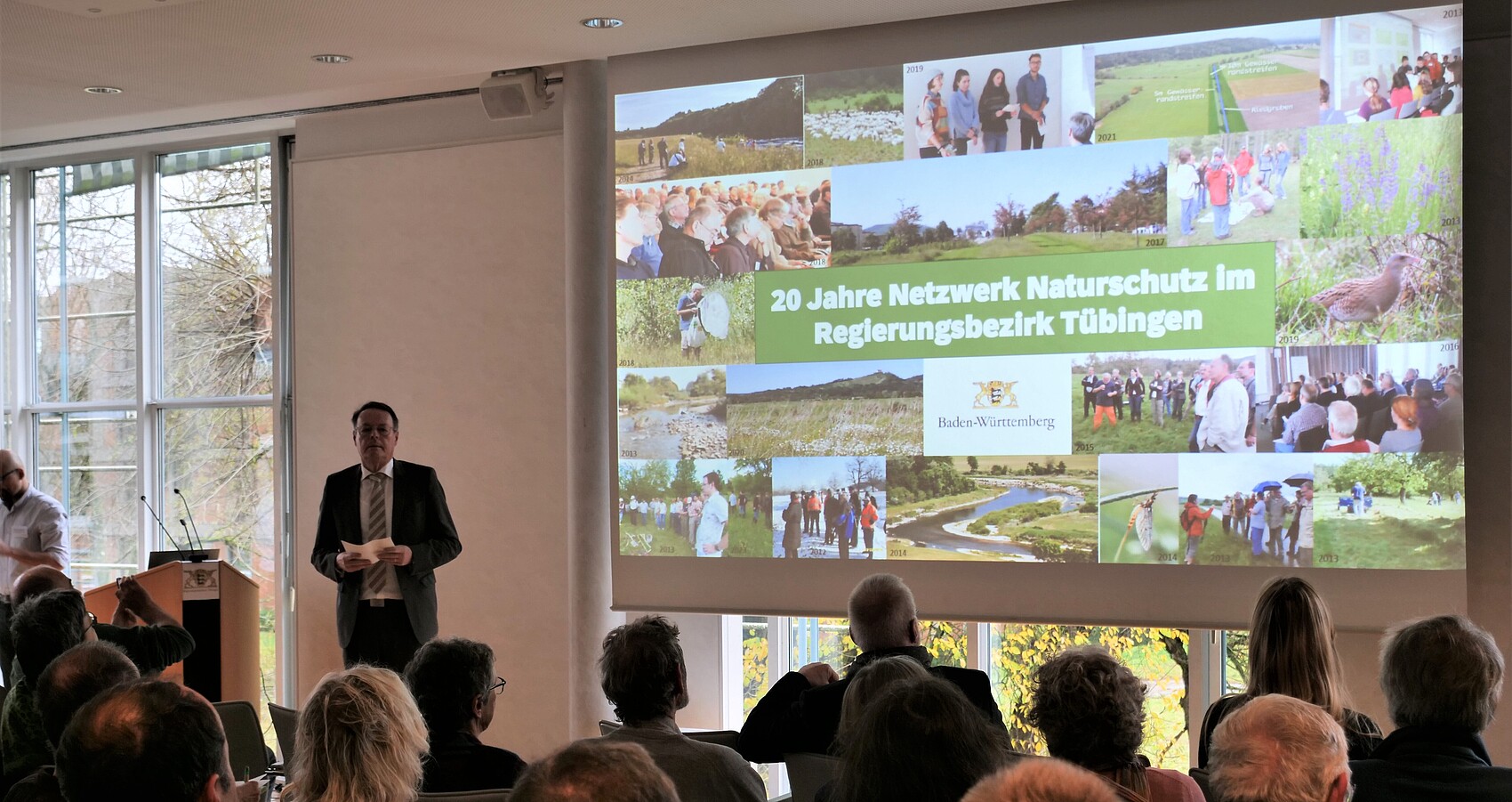Regierungspräsident Klaus Tappeser bedankt sich für 20 Jahre vernetzte Naturschutzarbeit