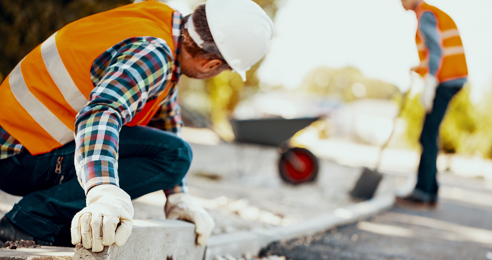 Zwei Menschen arbeiten auf einer Baustelle