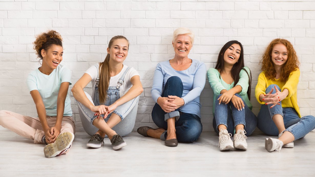 Frauen unterschiedlichen Alters sitzen auf dem Boden