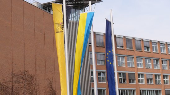 Die Fahnen von Europa, der Ukraine und Baden-Württemberg vor dem Hauptgebäude des Regierungspräsidiums Tübingen