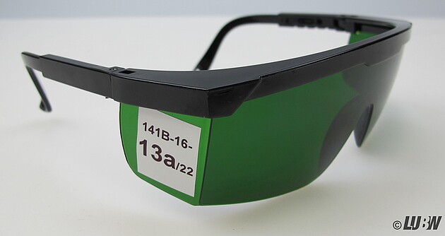 Das Foto zeigt eine Laserschutzbrille mit grünen Brillengläsern. 