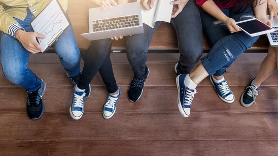 Füße von Schülerinnen und Schülern