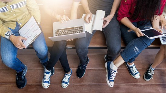 Füße von Schülerinnen und Schülern