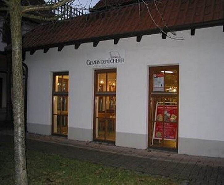 Gebäude der Gemeindebücherei Dotternhausen in der Dämmerung mit beleuchteten Fenstern