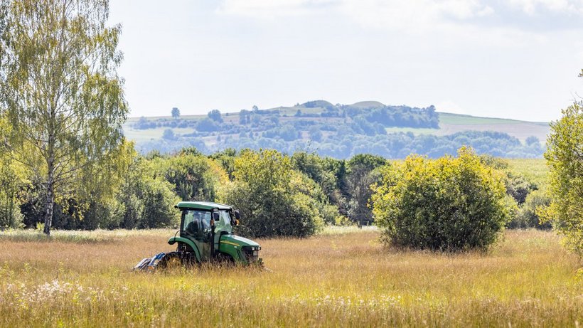 Traktor fährt in der Landschaft