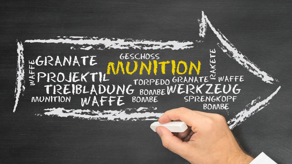 Tafel mit Pfeil, in dem Pfeil stehen verschiedene Begriffe, eine Hand zeichnet auf der Tafel