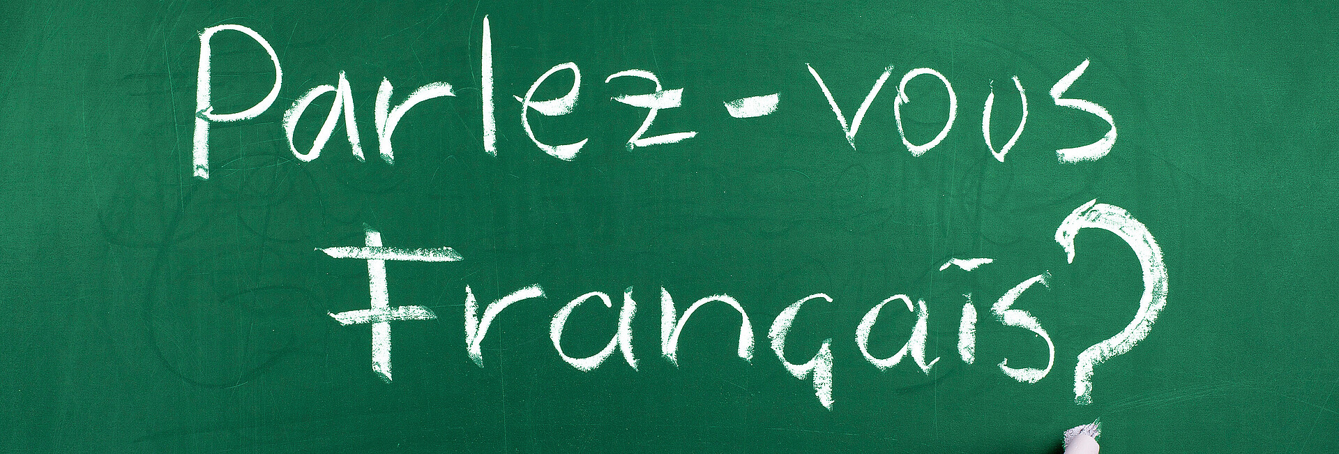 Auf einer grünen Tafel steht mit weißer Kreide: Parlez-vous Francais? Sprechen sie französisch?