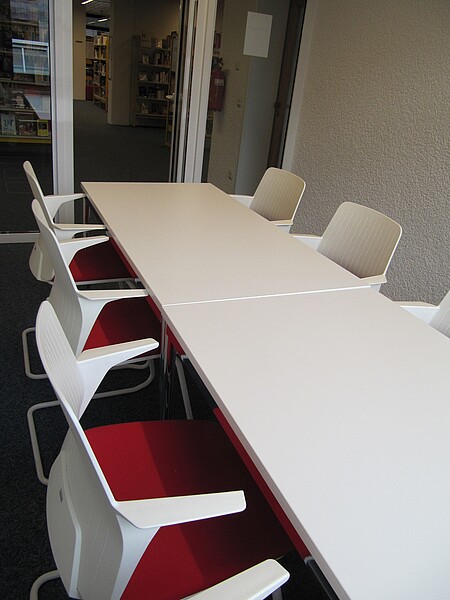 Lernstudio mit langem Arbeitstisch und Stühlen in der Stadtbücherei Albstadt-Ebingen