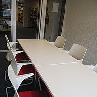 Lernstudio mit langem Arbeitstisch und Stühlen in der Stadtbücherei Albstadt-Ebingen