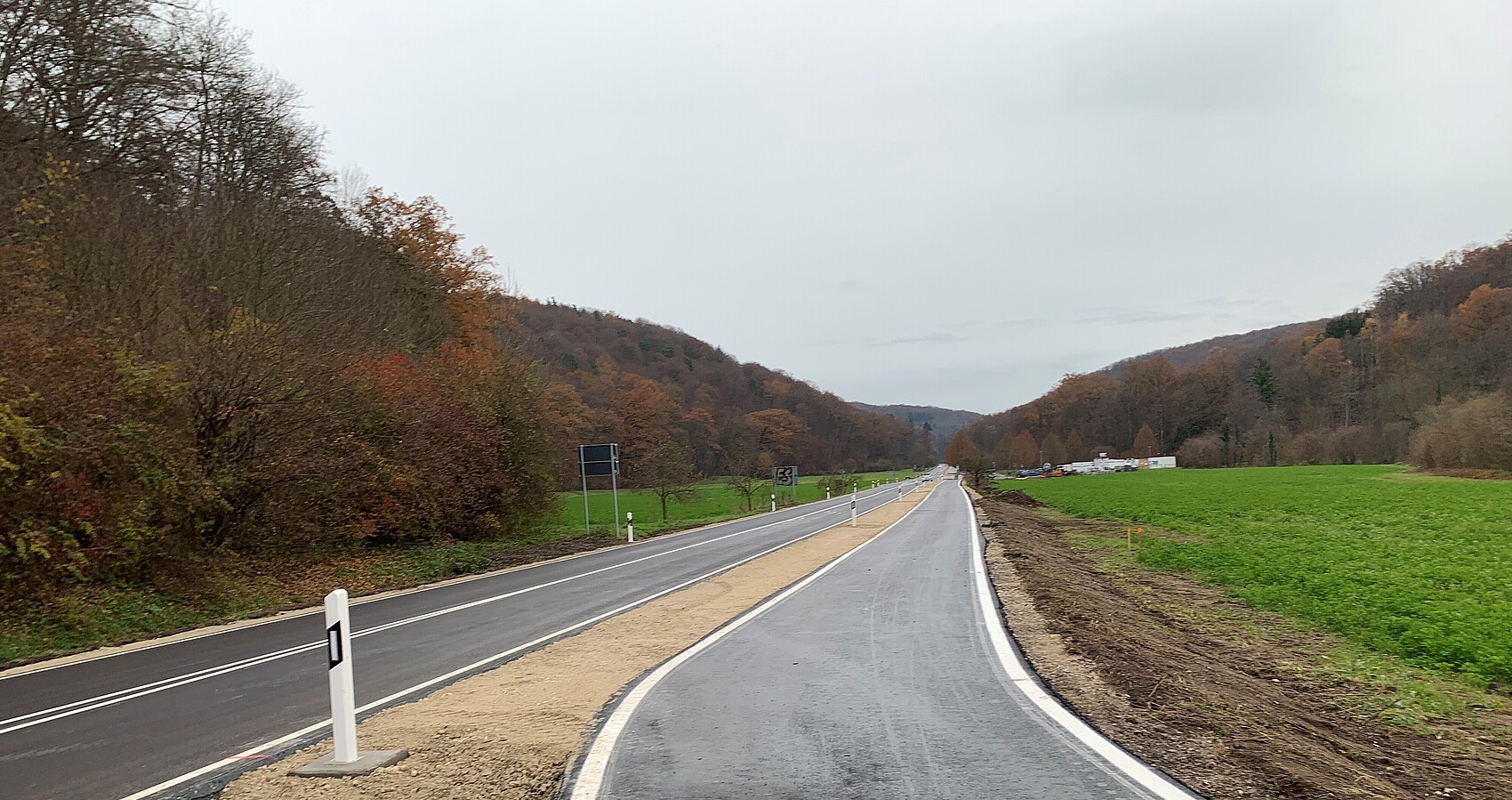 Das Bildzeigt die L 1208 zwischen Lustnau und Bebenhausen; links und rechts Wiesen und Wald