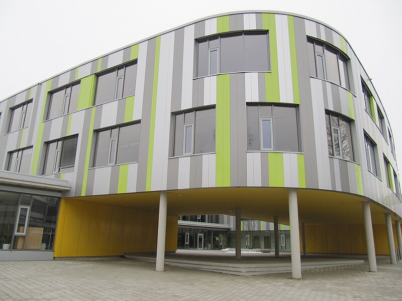 Modernes Gebäude der Schulmediothek am "Schulcampus Rabenstraße" Laupheim