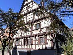 Bild zeigt Giebelansicht des Gebäudes Rathausplatz 3 in Stuttgart-Vaihingen
