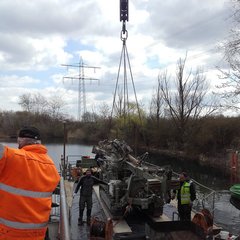 Bohrgerät auf den Pontons (=Schwimmplattformen)