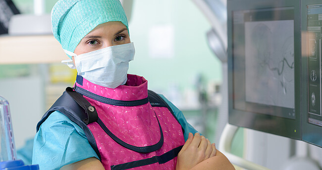 Krankenschwester mit Strahlenschutzkleidung