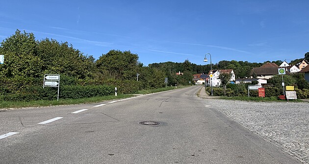 Das Foto zeigt die L196 zwischen Rohrdorf und Kreenheinstetten vor Beginn der Baumaßnahme