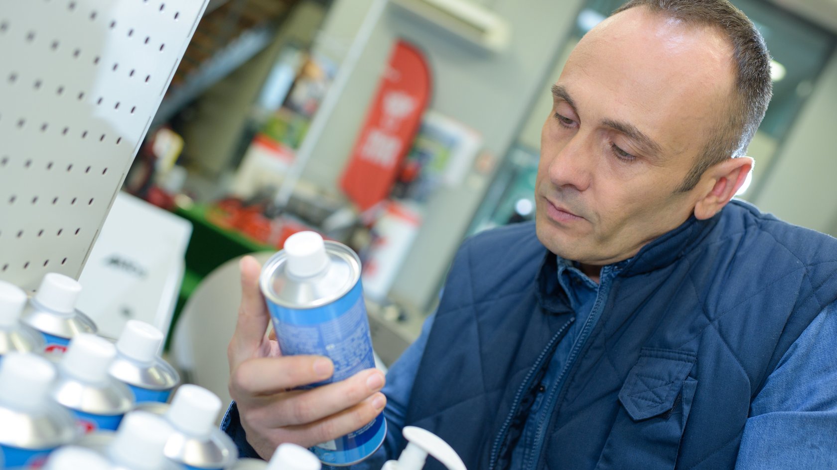 Verbraucher überprüft Inhaltstoffe