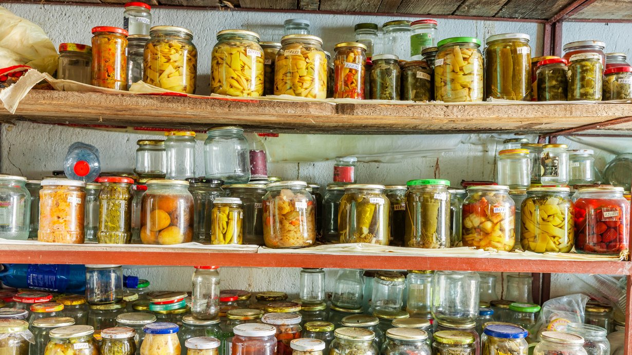 Das Bild zeigt ein Kellerregal mit Einmachgläsern
