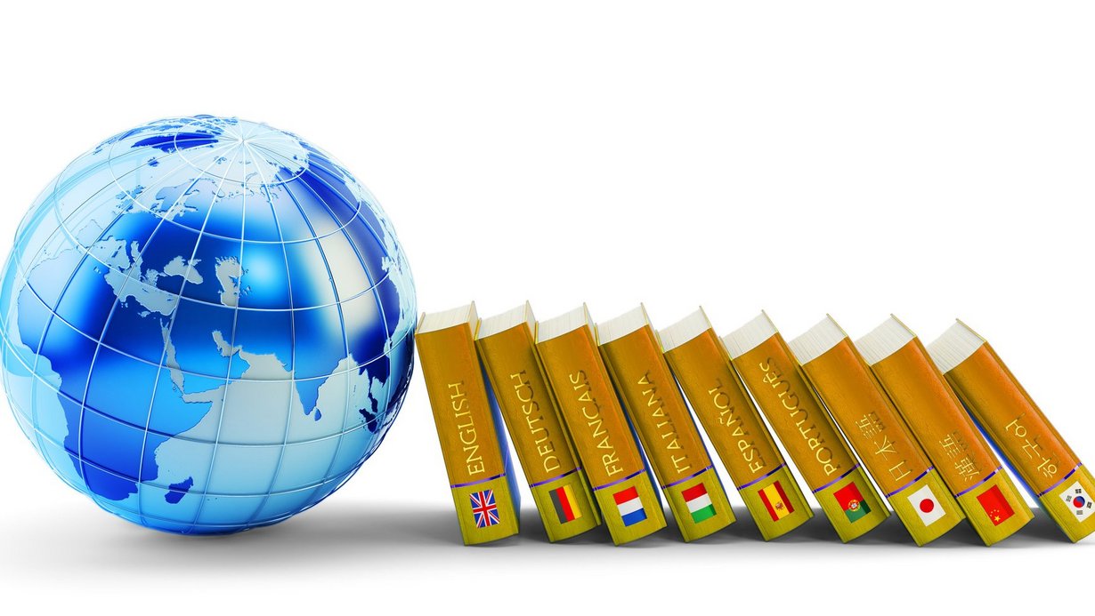 Blaue Weltkugel und Wörterbücher in unterschiedlichen Sprachen