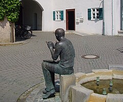 StadtBücherei im Pfleghof Langenau - Lesede Figur im Aussenbereich