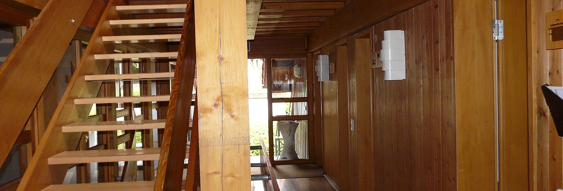 Holztreppe im Wohnheim