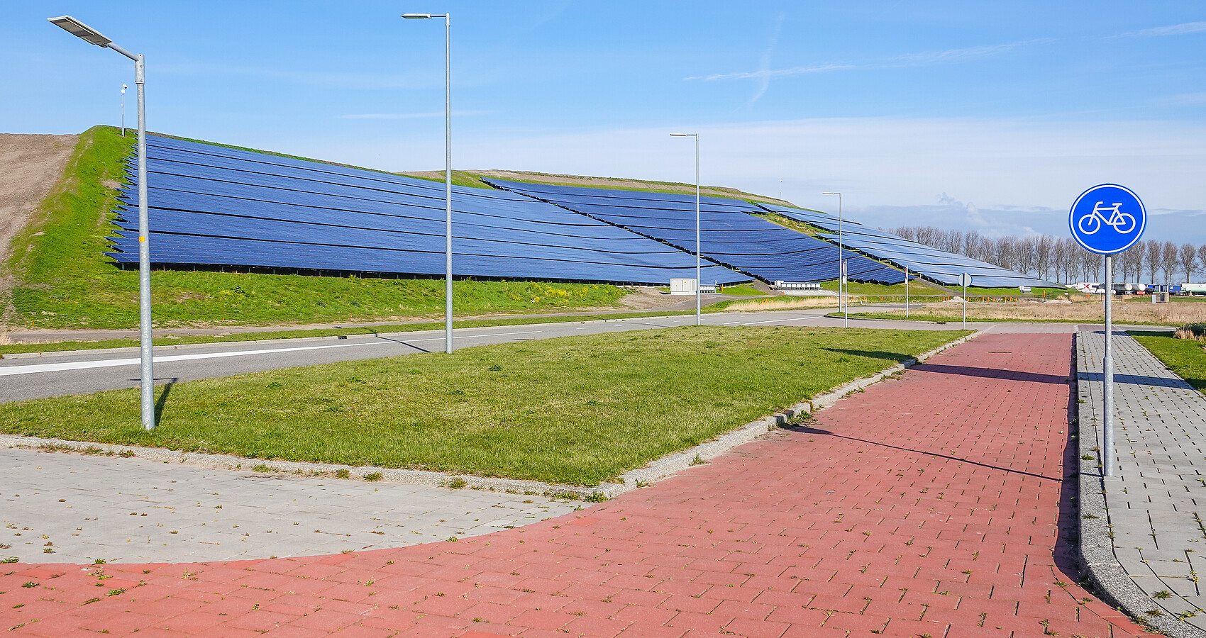 Photovoltaik entlang eines Radweges