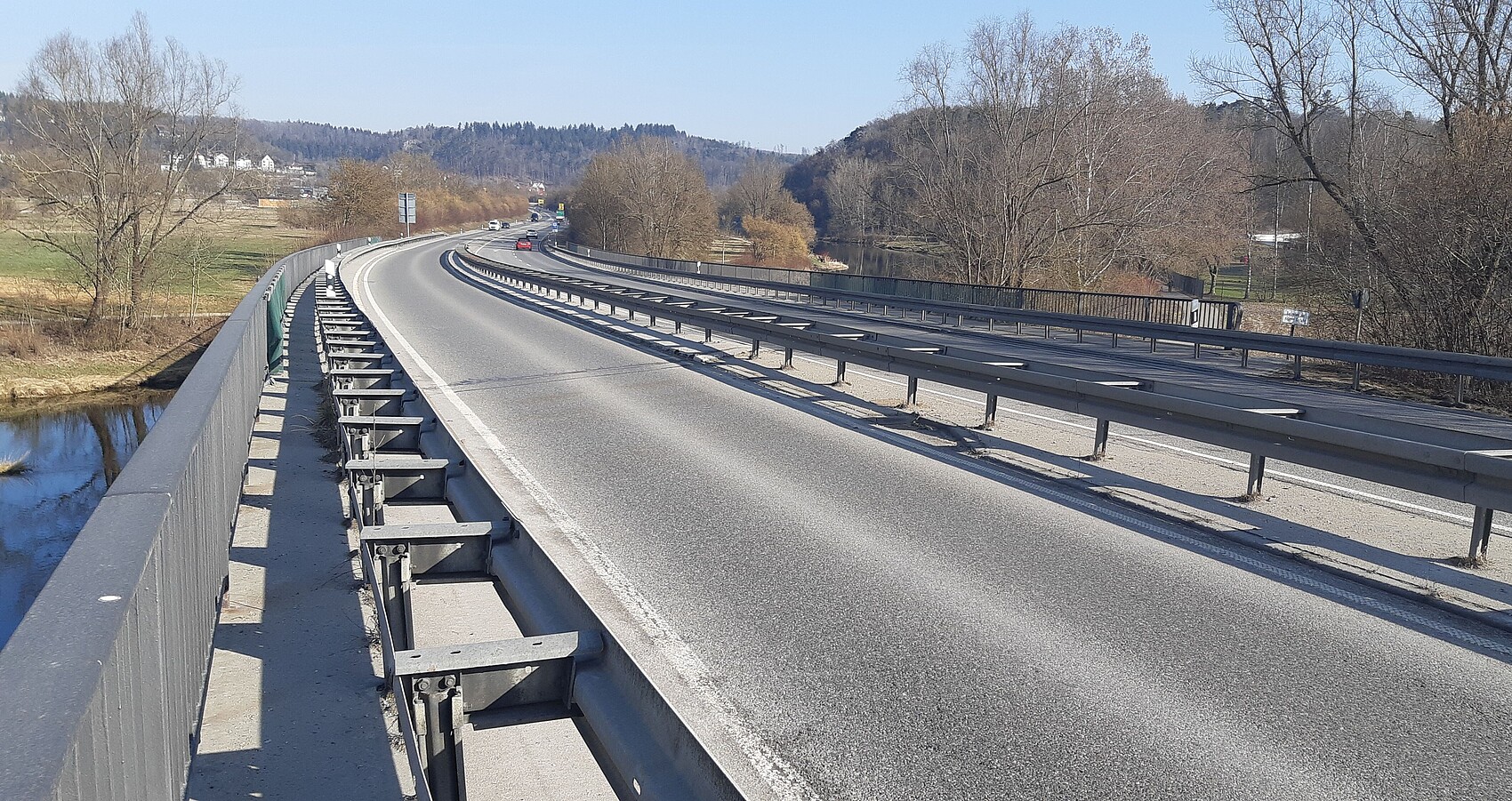 Blick auf eine Brücke über die Donau mit Blickrichtung Sigmaringen