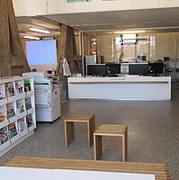 Theken- und Zeitschriftenbereich im Erdgeschoß der Bibliothek Gomaringen