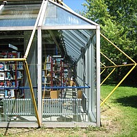 Die Stadtteilbibliothek Wiblingen im Schulzentrum hat die Funktion einer öffentlichen Bibliothek und einer Schulbibliothek