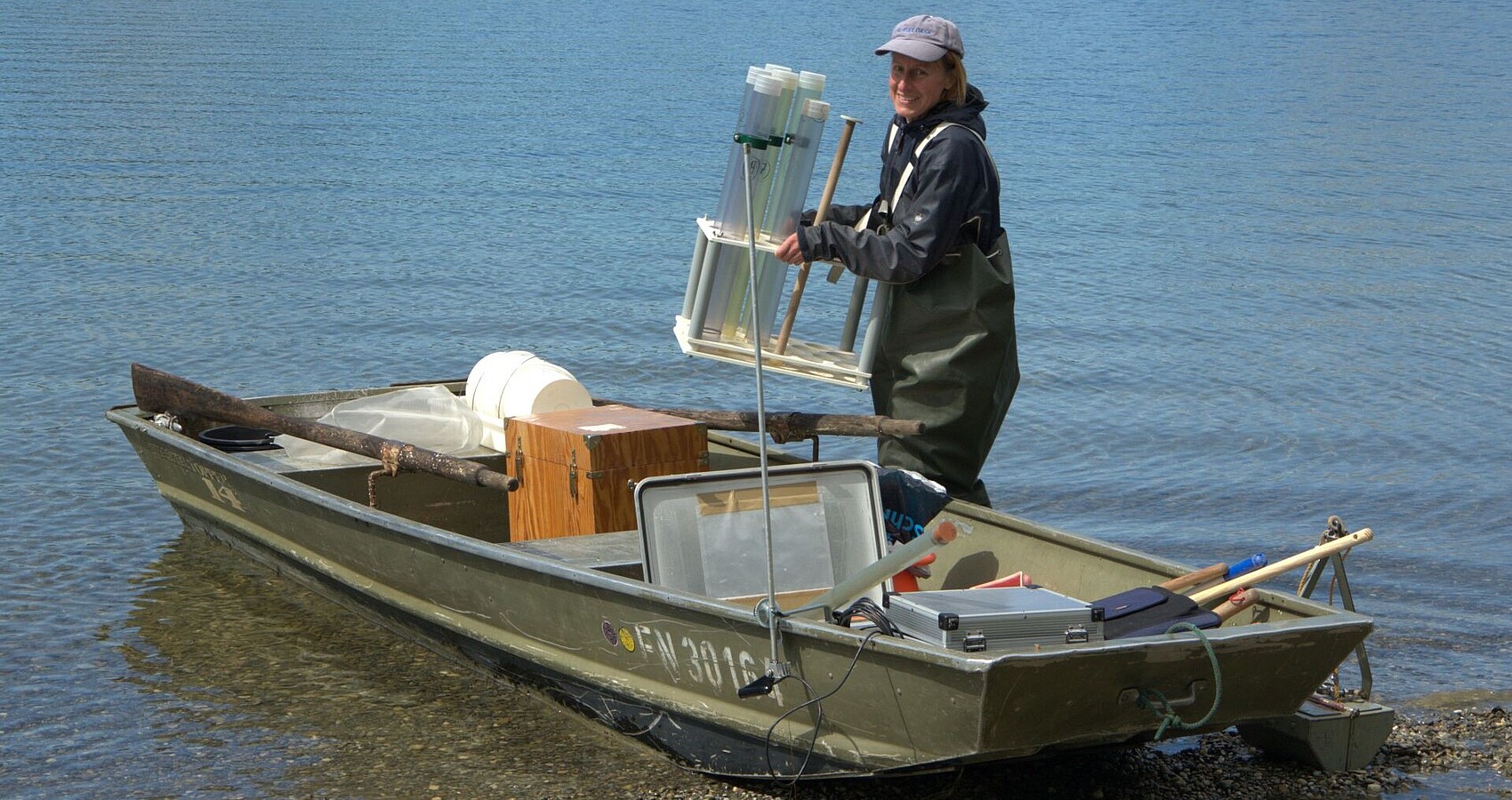 Biologin in einem Untersuchungsboot am Ufer des Bodensees