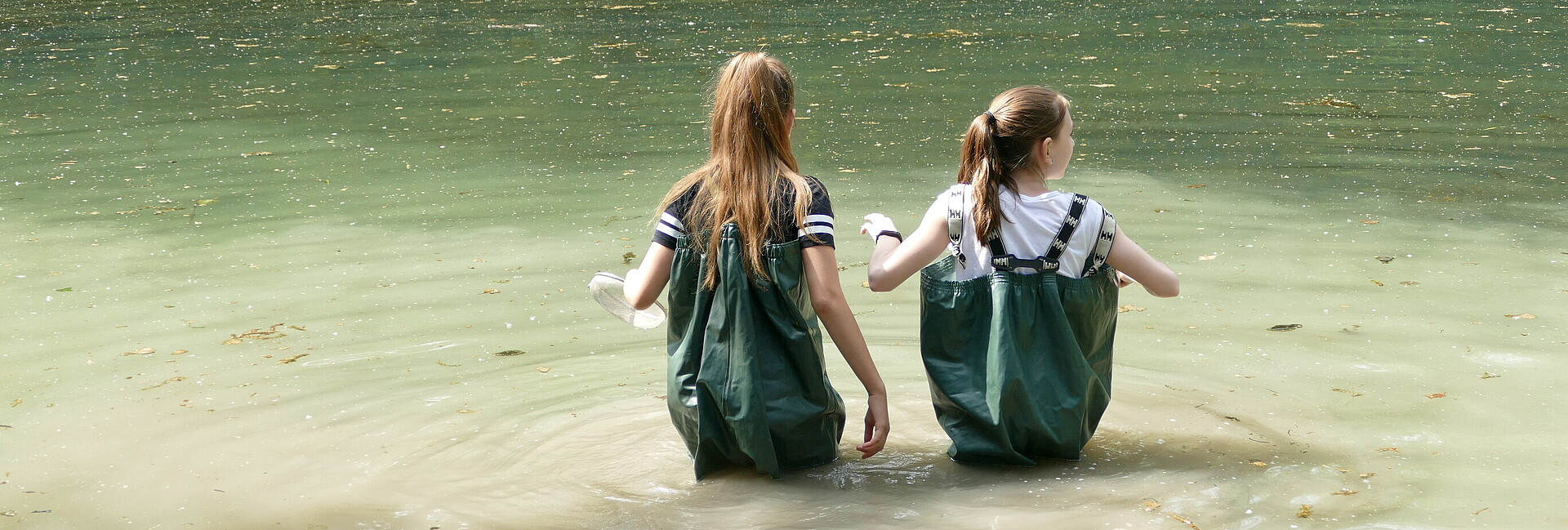 Wathosen-Einsatz zweier Schülerinnen im See