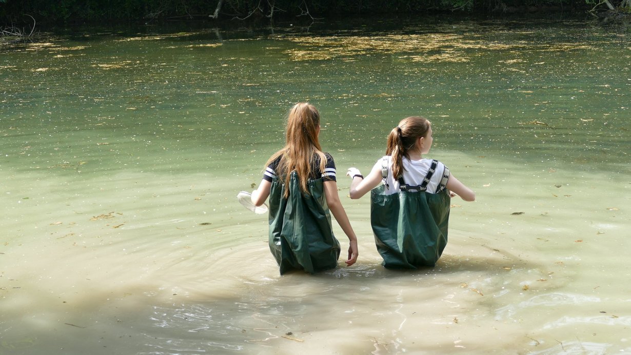 Wathosen-Einsatz zweier Schülerinnen im See
