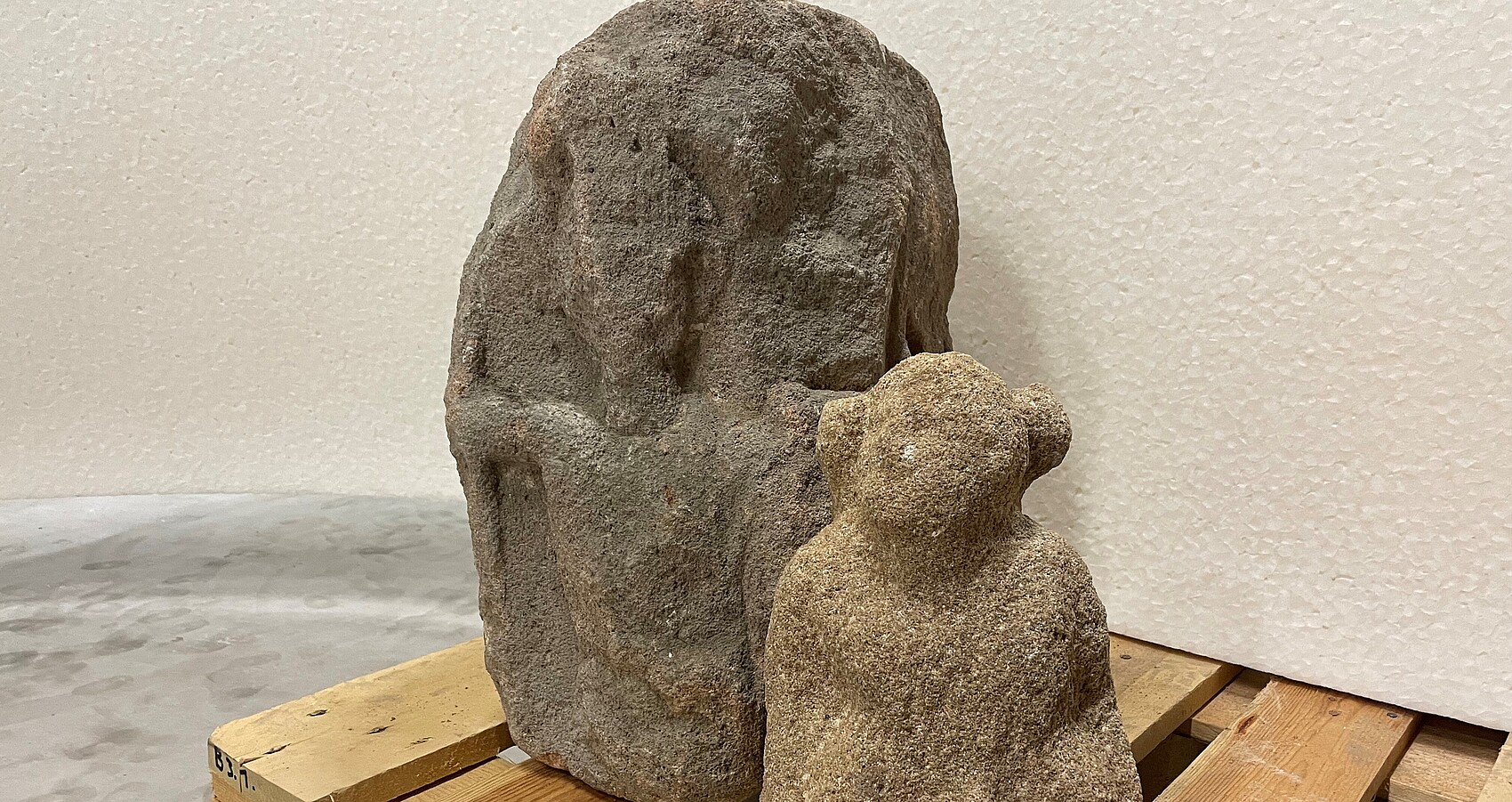 Die Skulptur des neu gefundenen Giganten vereint mit dem bereits 1908 entdeckten Viergötterstein. Dieser befindet sich im Depot des Landesmuseums Württemberg. Beide Steine waren einst Bestandteil einer römischen Jupiter-Giganten-Säule