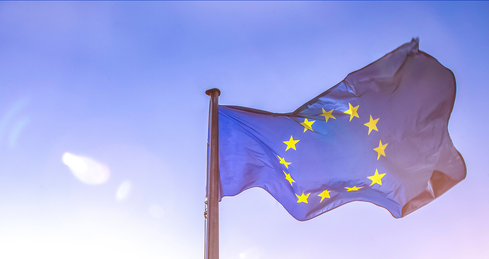 Europäische Flagge vor blauem Himmel