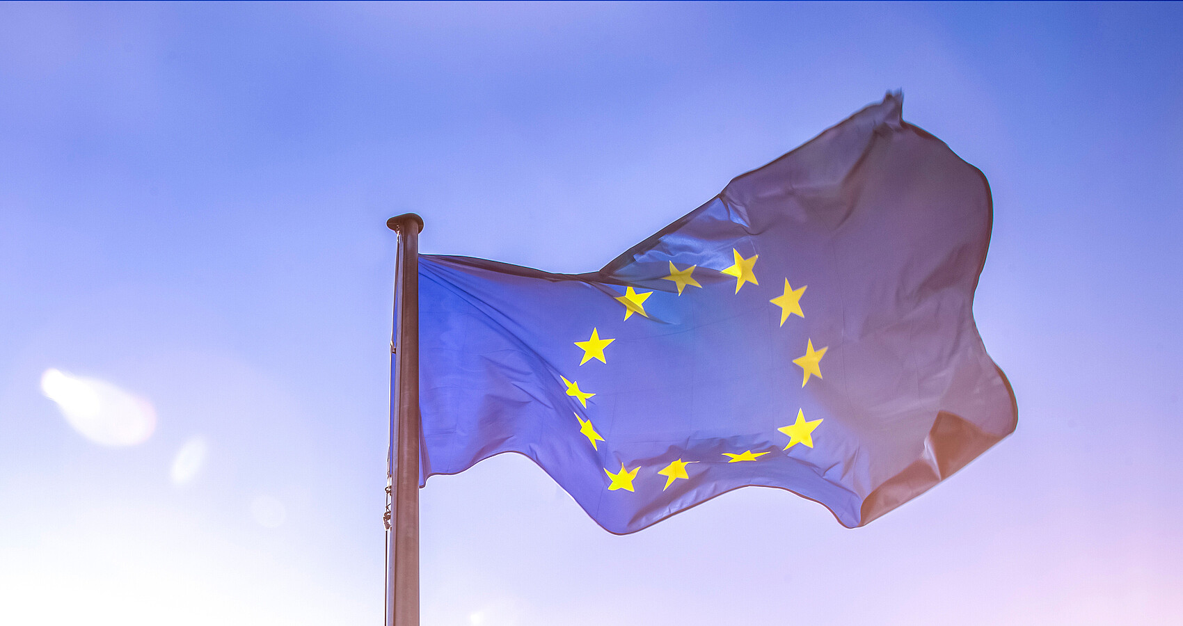 Europäische Flagge vor blauem Himmel