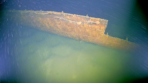 Seitenwand des abgewrackten und versenkten ersten Salondampfers am Bodensee – der SD Baden/ehemals Kaiser Wilhelm – am Seegrund. Deutlich erkennbar ist die Kante bis zu der das Schiff zerlegt wurde 