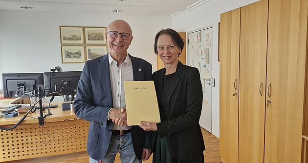 Landrat Gerhard Bauer erhält von Regierungspräsidentin Susanne Bay die Urkunde für seine 40-jährige erfolgreiche und engagierte Arbeit im öffentlichen Dienst. 