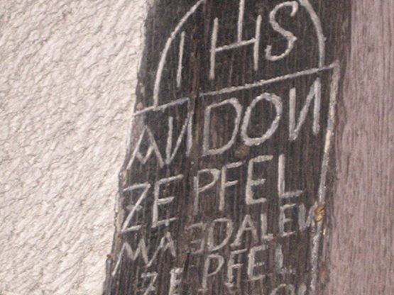 Eckpfosten mit Inschrift
