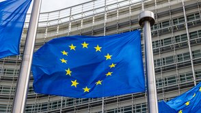 Drei Europpaflaggen wehen vor dem Gebäude