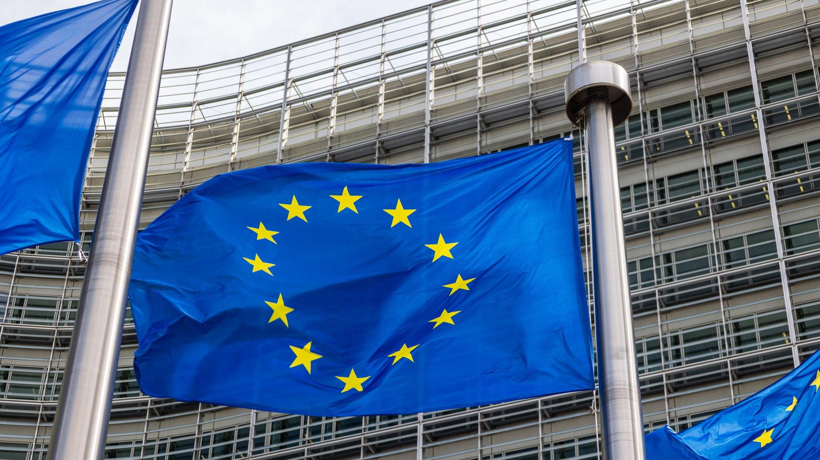 Drei Europpaflaggen wehen vor dem Gebäude
