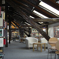 Blick in die Stadtbücherei im Dachgeschoss des Rathauses Haigerloch