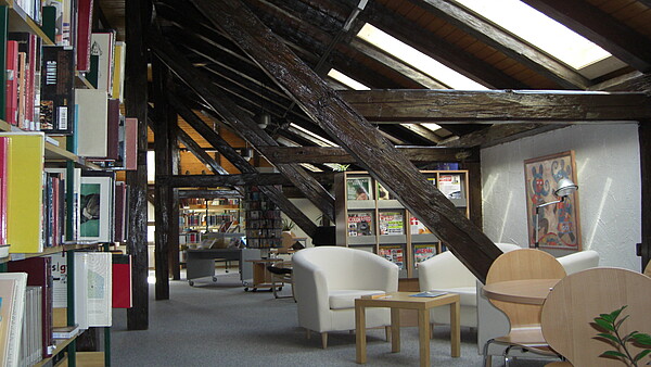Blick in die Stadtbücherei im Dachgeschoss des Rathauses Haigerloch