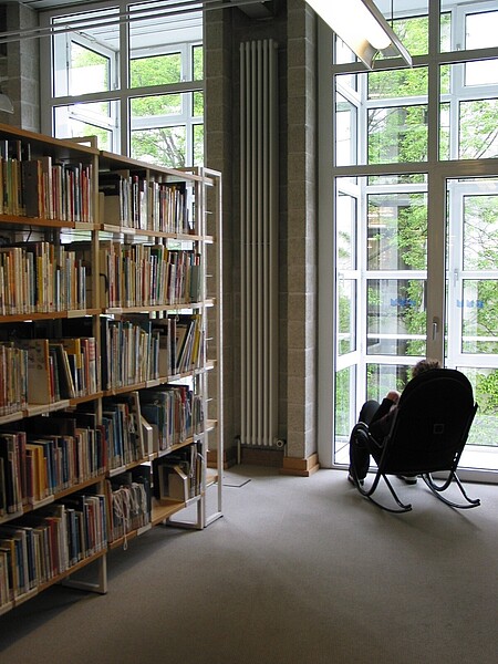 Leser sitzt in einer ruhigen Zone des Erwachsenenbereichs in der Stadtbibliothek Reutlingen