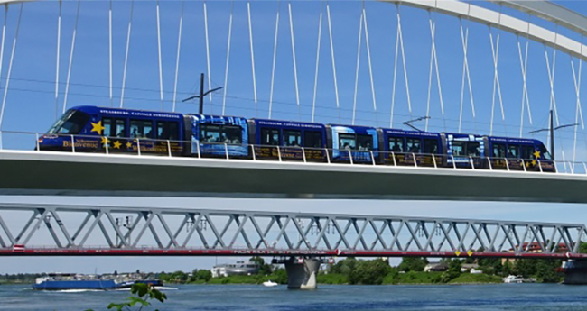 Straßenbahn fährt von Kehl nach Straßburg über eine Rheinbrücke