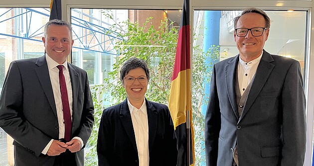 Das Foto zeigt Abteilungsleiter Michael Kittelberger, Bettina Wöhrmann und Regierungspräsident Klaus Tappeser