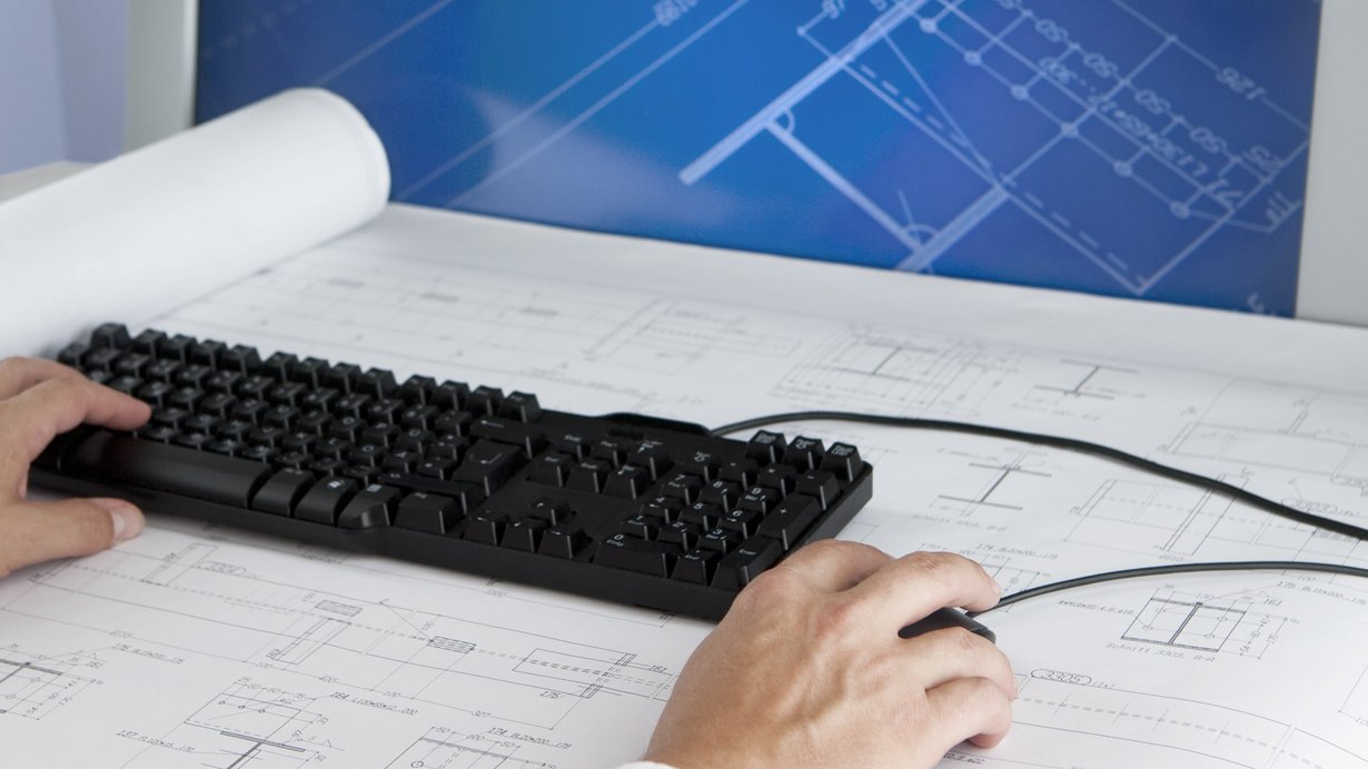 Bauzeichner bei der Arbeit am PC