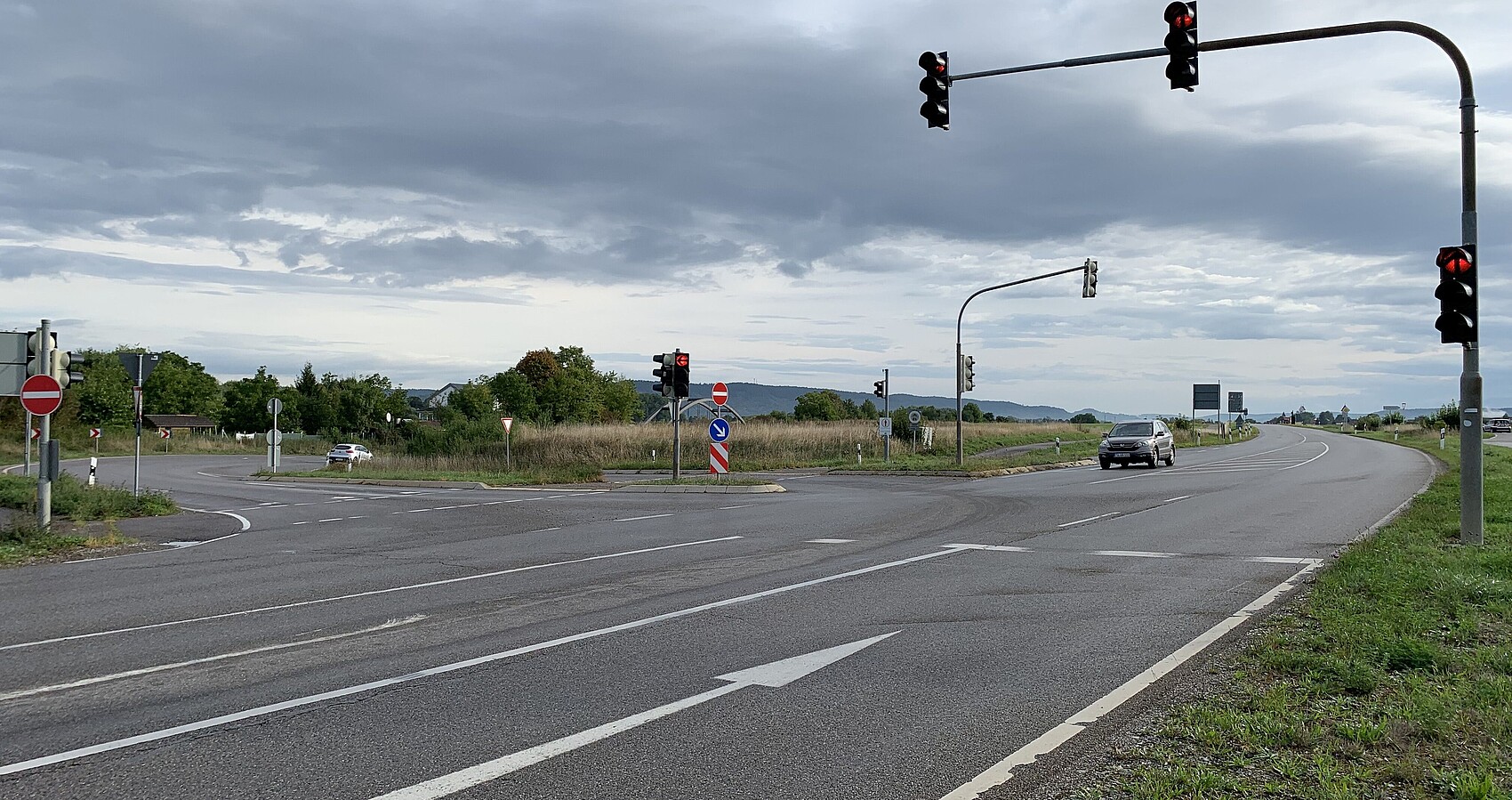 Man blickt auf die L 370 in Fahrtrichtung Rottenburg-Kiebingen, Fahrbahnmarkierungen und eine Ampel