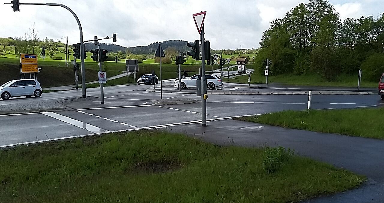 Das Bild zeigt eine Ampelanlage an der L 385 / L370 Einmündung Tübinger Straße in Rottenburg am Neckar
