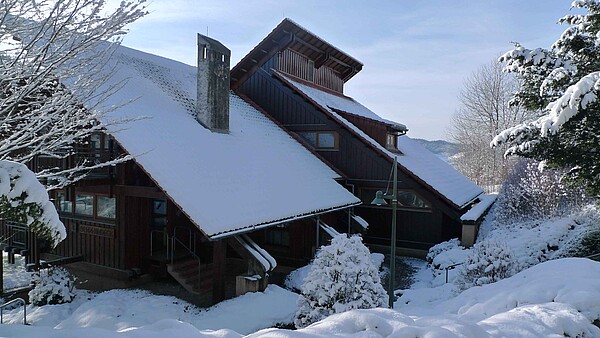 Wohnheimgebäude im Schnee