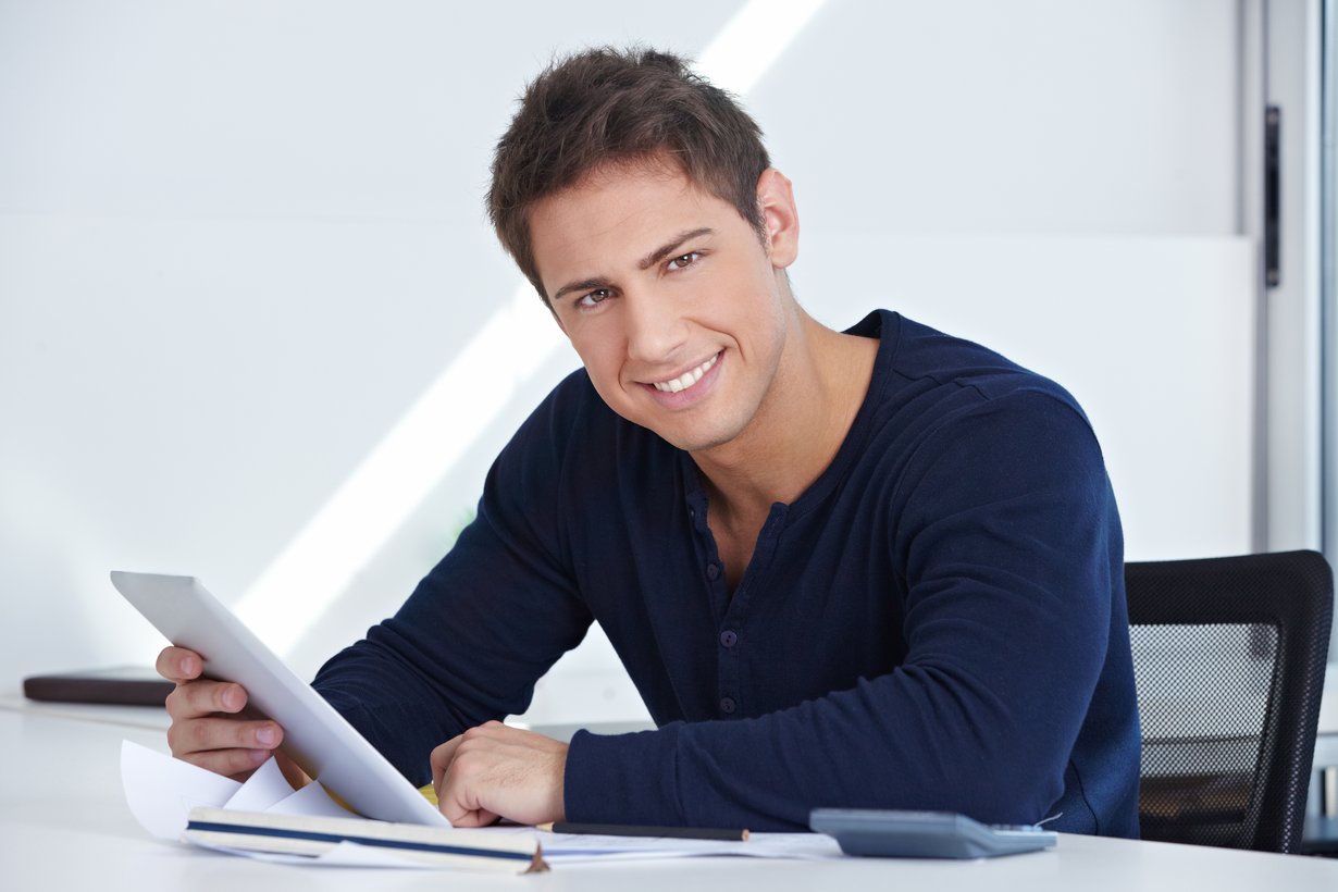 Bauzeichner am Schreibtisch