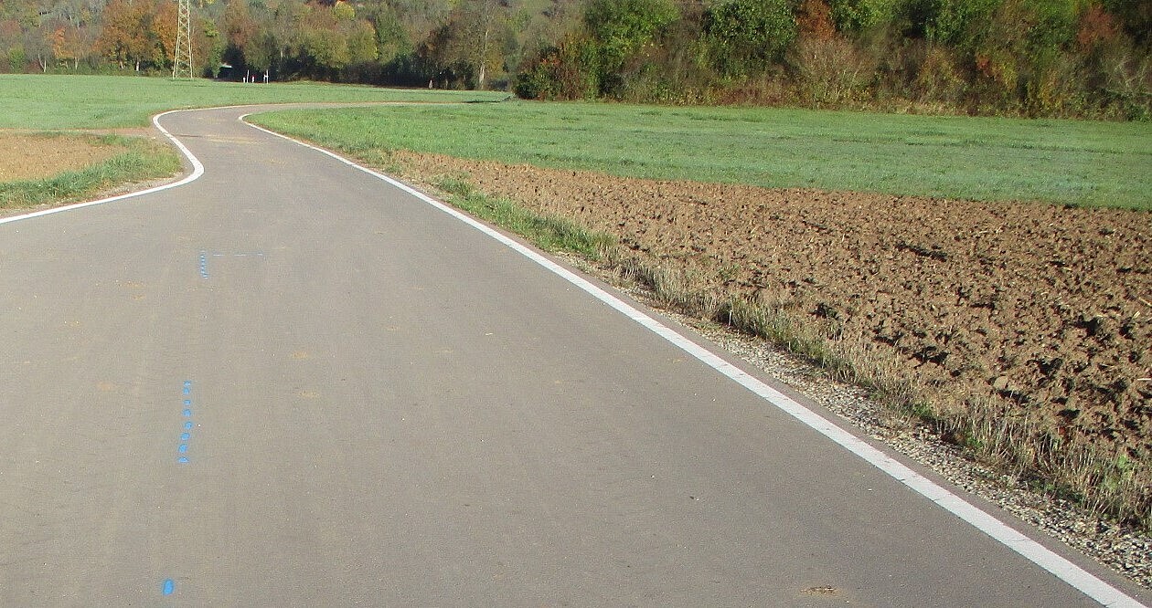 Das Foto zeigt den Rad- und Wirtschaftsweg entlang der B 28 Rottenburg-Tübingen